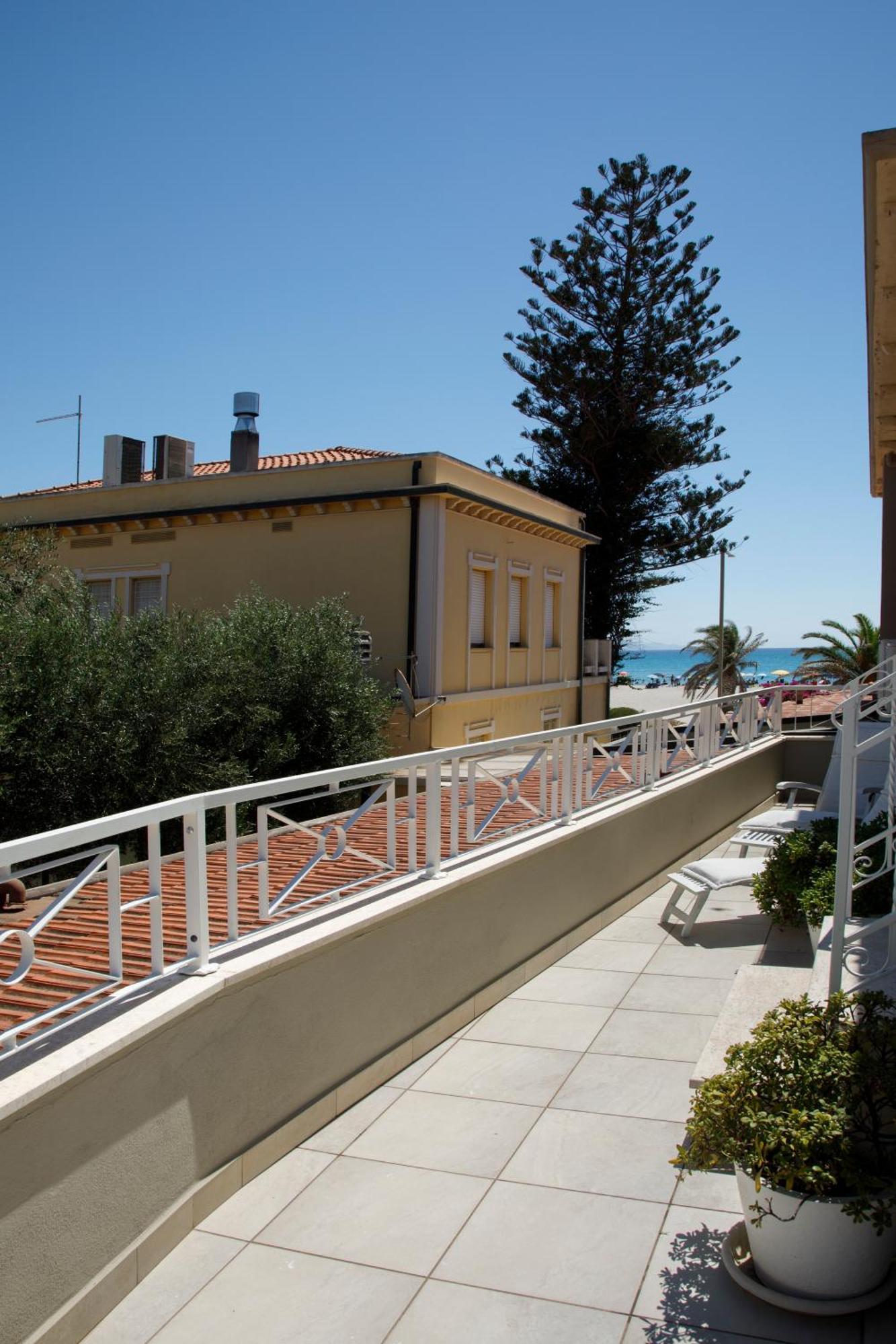 Hotel La Villa Del Mare Cagliari Bagian luar foto